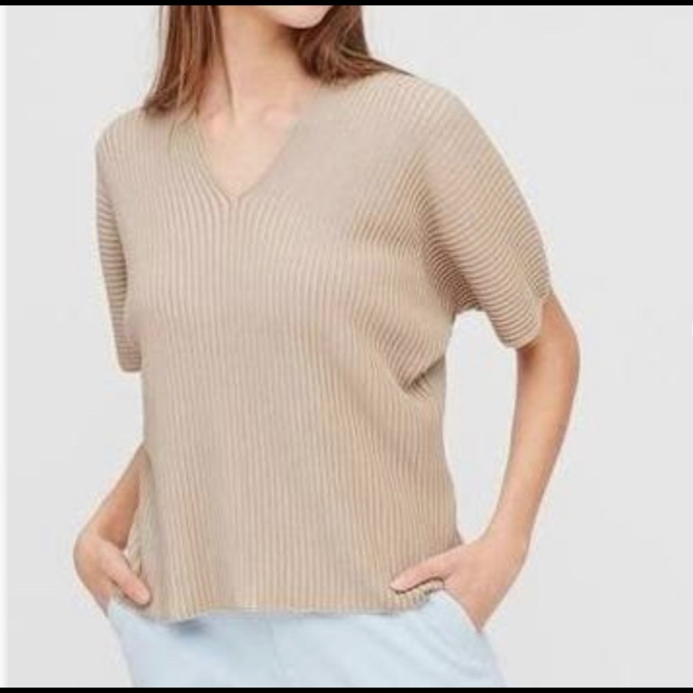 Uniqlo 3D v neck knit short sleeves